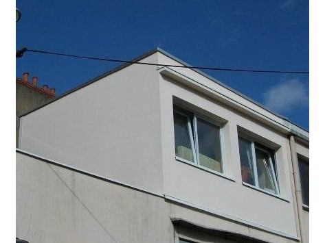 Extension sur une terrasse d'immeuble au centre de la ville