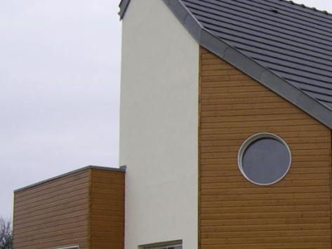 Façade mixte, bardage pépeint usine et enduit minéral